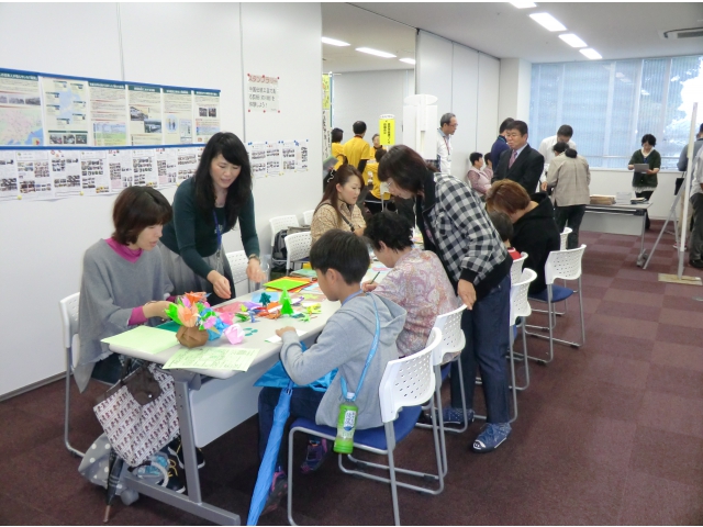 剪紙体験の様子