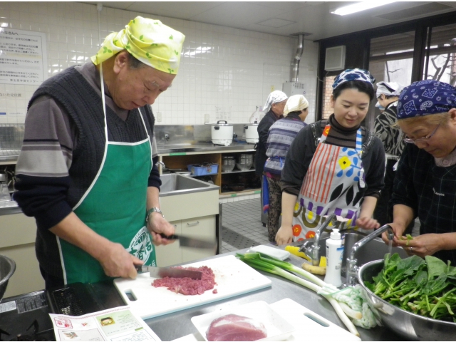 2本の包丁を使った肉のみじん切り