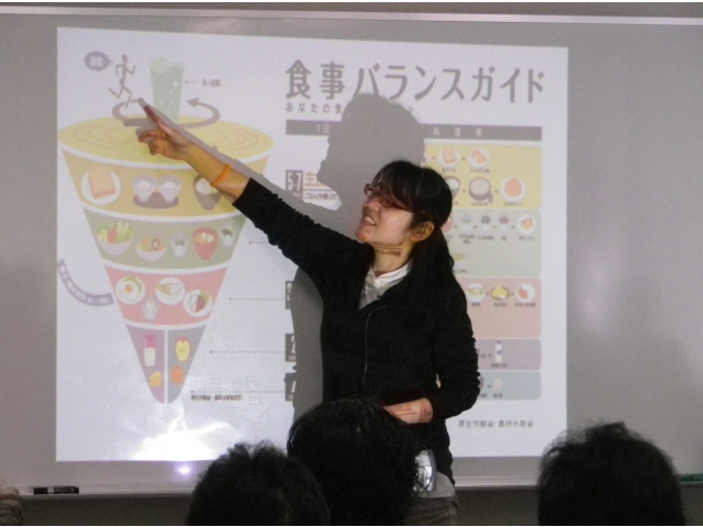 スライドを使って説明されました