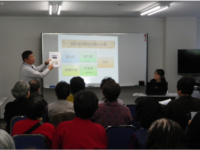 自身の食事バランスを説明するセンター所長