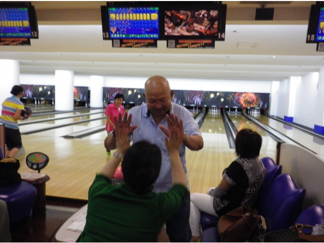 ハイタッチで喜びを分かち合い