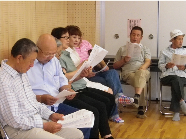 歌詞を見ながら歌いました