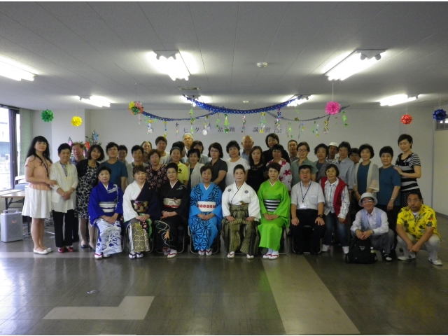 豊雅綾民踊サークルの皆さんと一緒に記念撮影