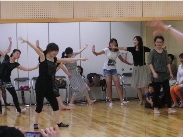 講師の動きにあわせて踊ります