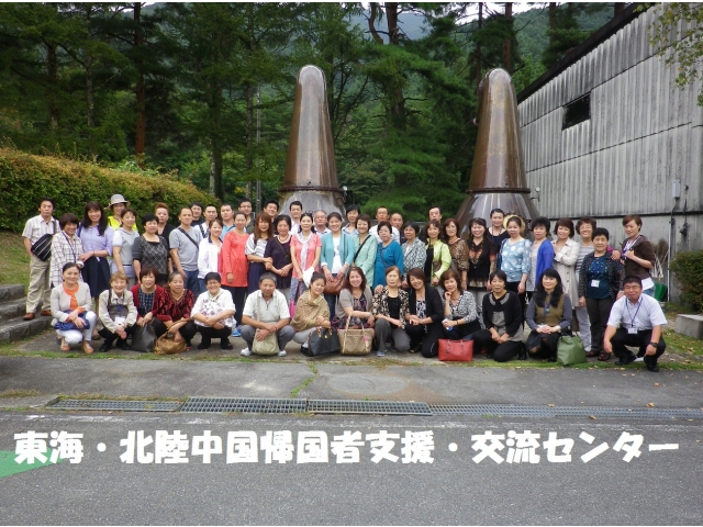 ウイスキー工場で集合写真を撮りました