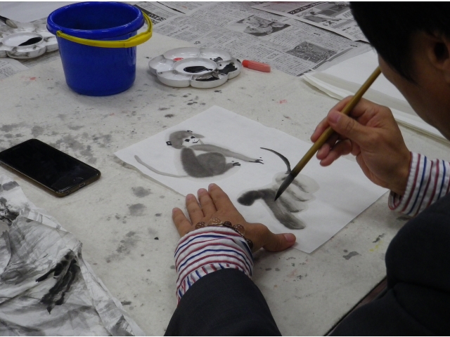 劉講師がお手本のサルを描きます