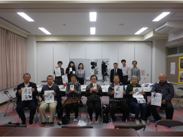 作品を持って記念撮影