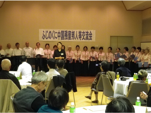 代表の竺さんと友の会の皆さん