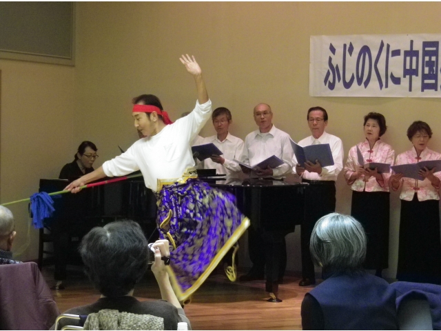 西島さんのモンゴル舞踊