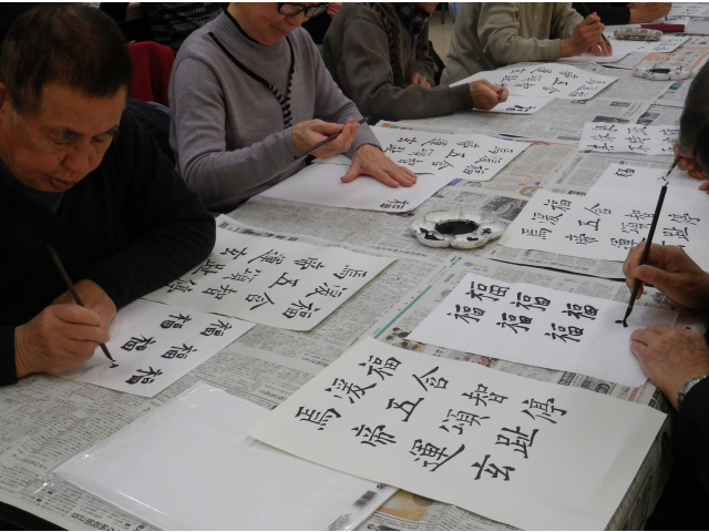 お手本を見ながら練習です