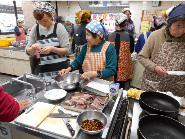 サバの小骨を抜いています