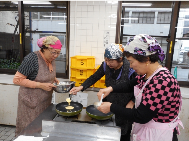 どら焼きの皮を焼いています