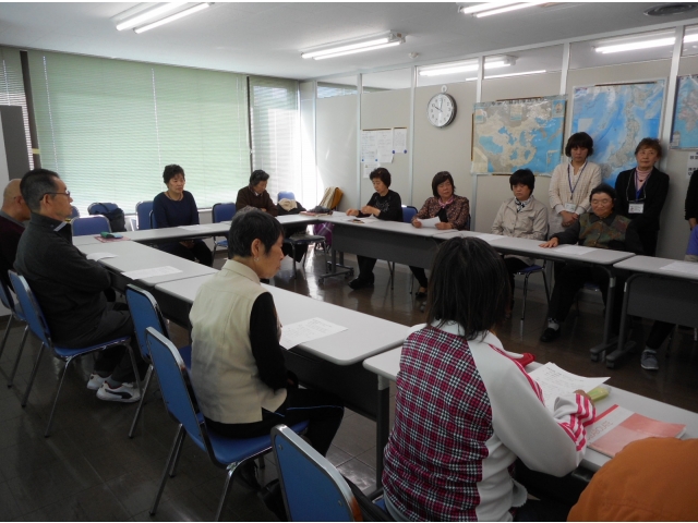 説明を聴く皆さん