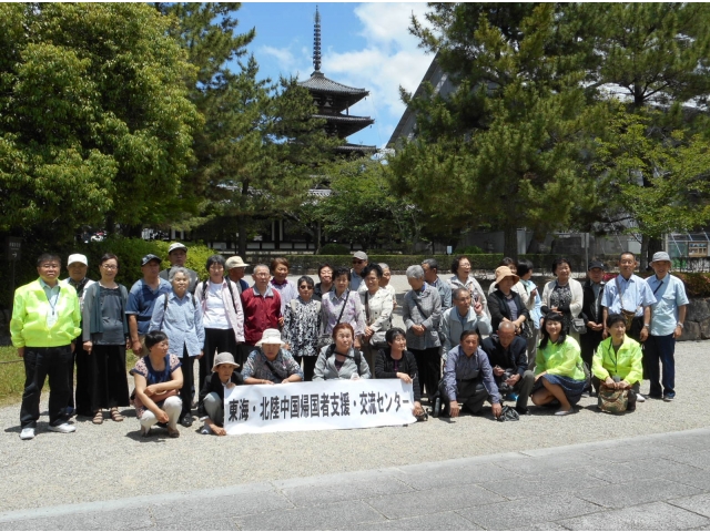 「五重塔」をバックに、２班に分かれて集合写真