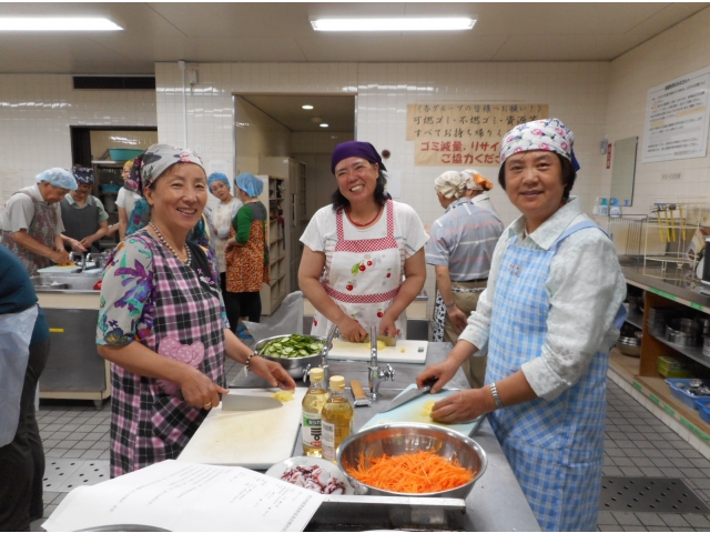 酢の物と切り干し大根の煮物の準備をしています