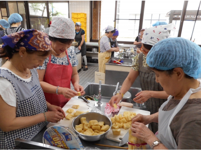 いなり寿司の準備をしています