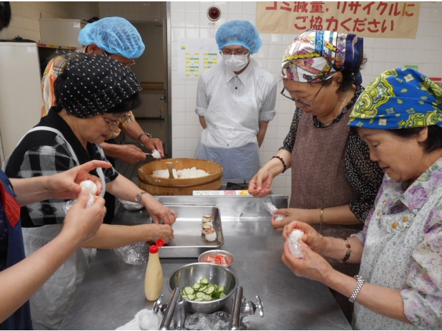 手まり寿司を作っています