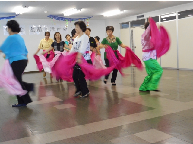 ヤンガーを踊るダンス教室の皆さん