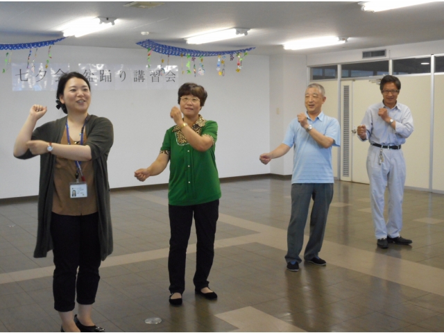 長生き音頭を踊る職員と受講生の皆さん