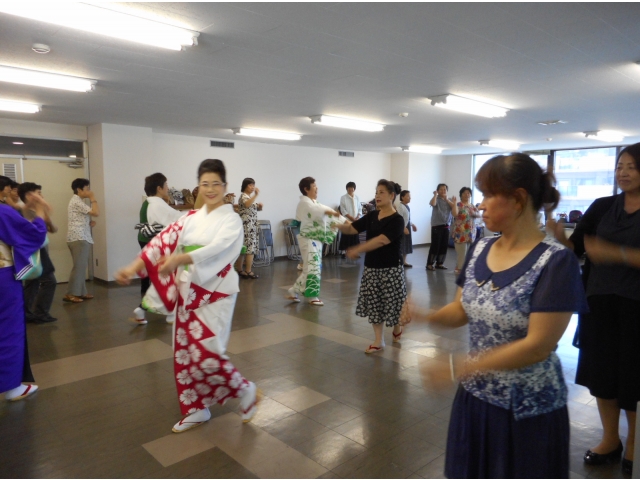 炭坑節を踊っています