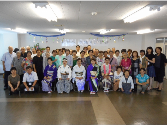 豊雅綾民踊サークルの皆さんと一緒に集合写真