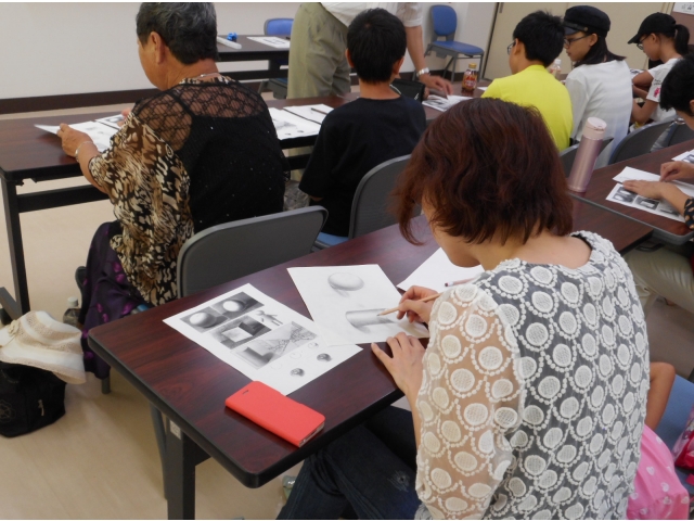 参加者の皆さんが、円柱を描いています