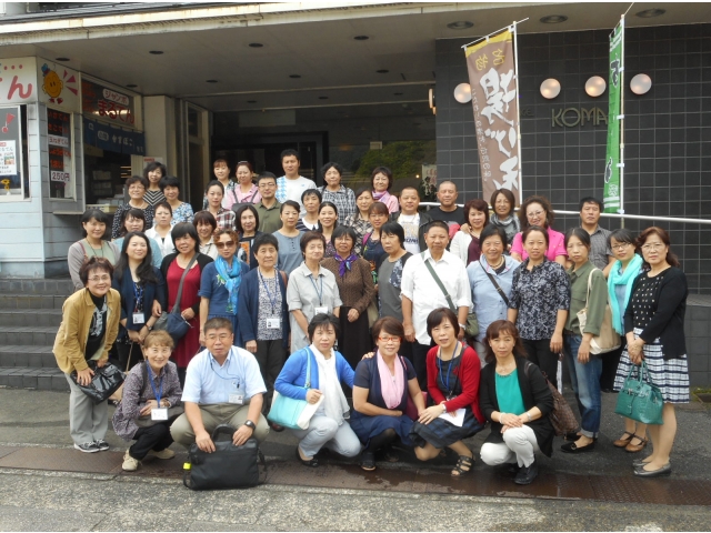 蒲鉾工場の前で集合写真