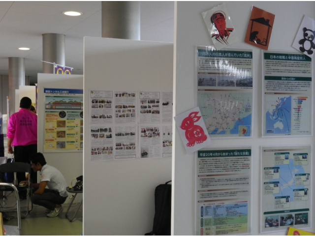 側面には、パネルと広報誌を掲示し、剪紙もＰＲ