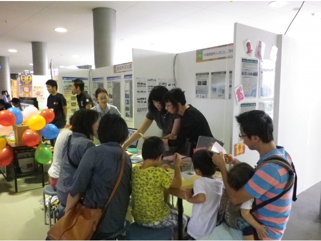 剪紙を体験の様子です