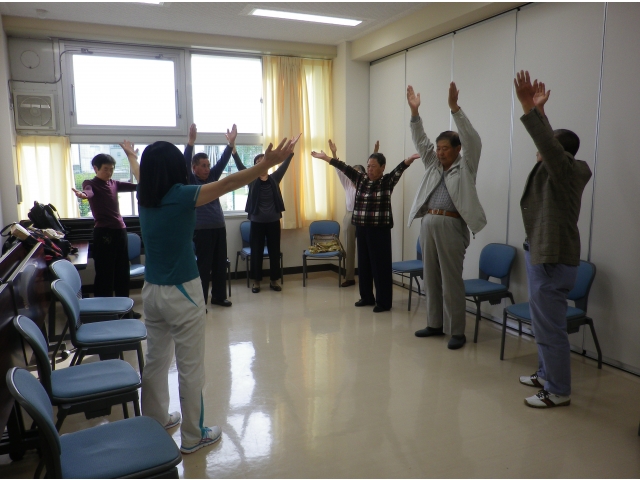 気功教室（立ち上がった体勢で気功をしました）