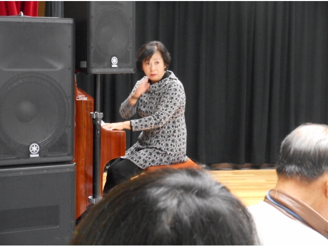 ピアノで合唱の伴奏をされる金講師