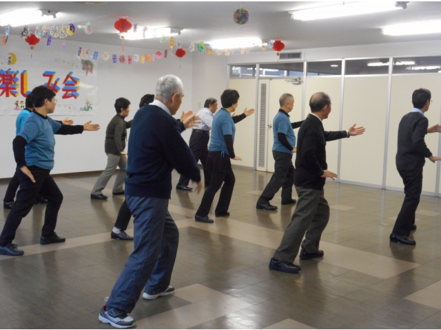 24式太極拳を披露される皆さん