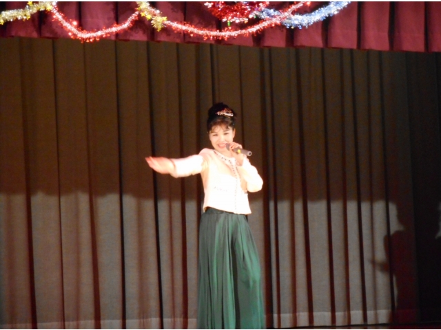 歌とダンスを披露されました