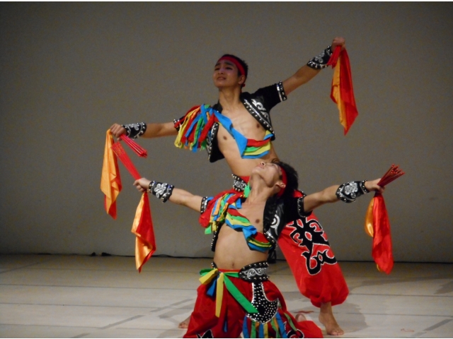 成都大学芸術団員の演技