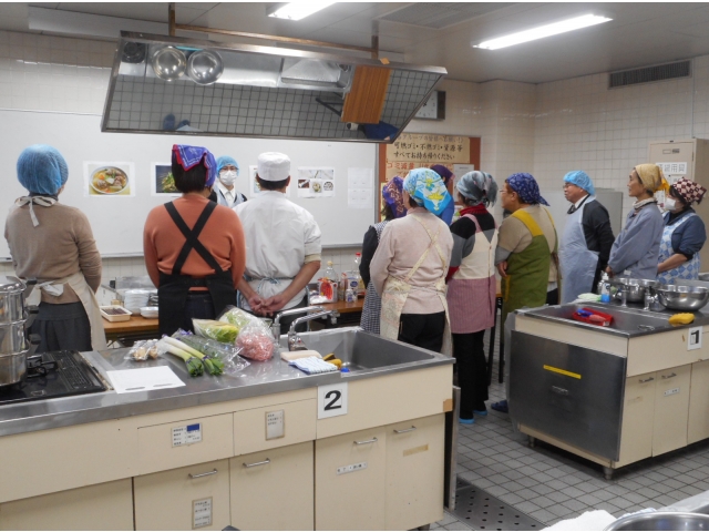 初めに、花餃子の作り方を説明しました
