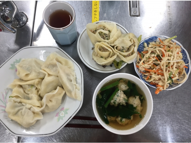 花餃子、水餃子、干豆腐のサラダ、鶏肉団子のスープ