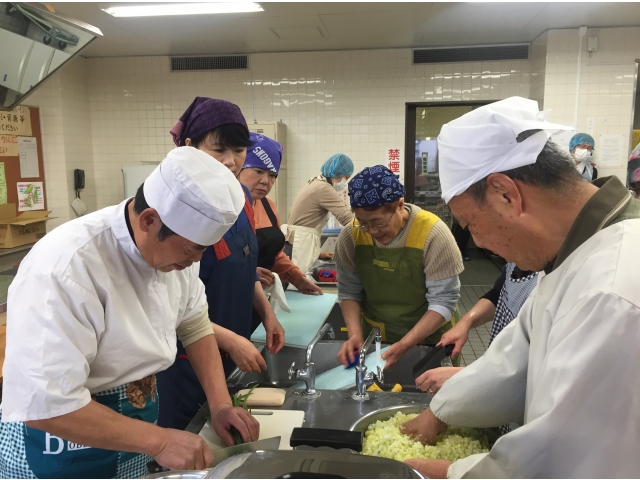 餃子の餡づくり。大量の野菜を切っています