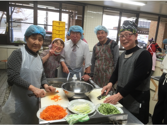 干豆腐のサラダを作っています