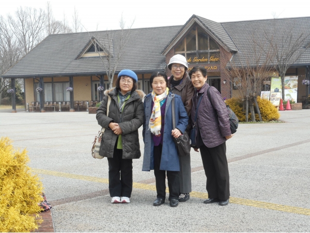 イングリッシュガーデン入口をバックに‘パチリ’