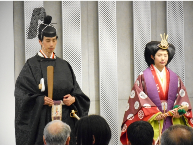 十二単の着装が実演されました