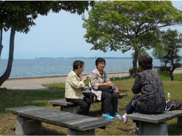 琵琶湖を見ながら、持参したお弁当を食べました