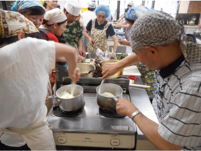 ミルク餅、固まりだしたら、手早く　ね！