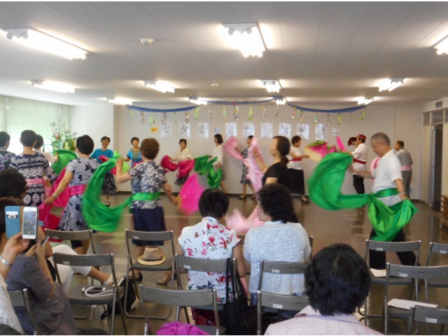 見学者も参加し、盛り上がったヤンガー踊り。