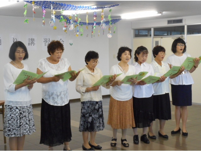 「緑島小夜曲」を歌う音楽教室の皆さん。