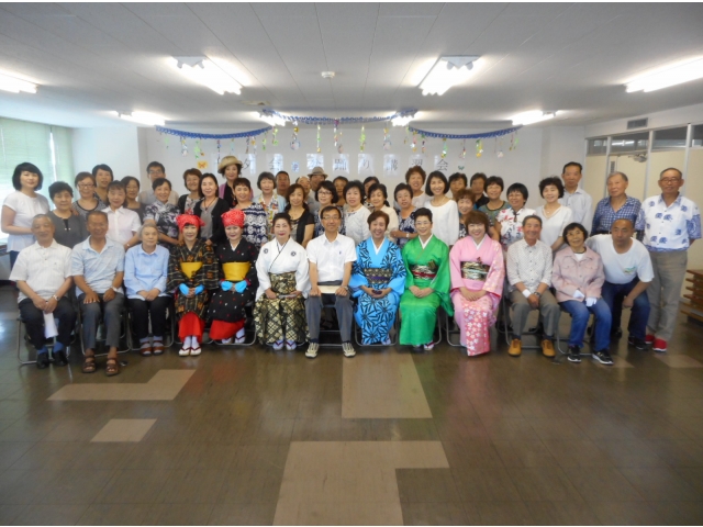 「豊雅綾民踊サークル」の皆さんと一緒に集合写真。