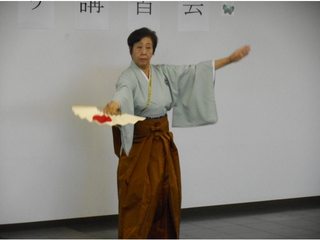 「黒田節」を踊られる飯塚豊雅綾代表。