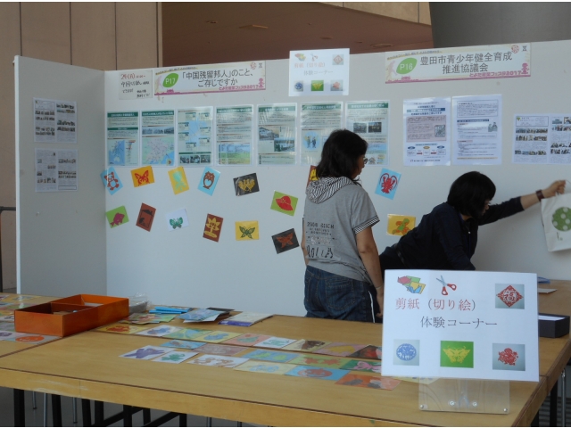 展示ブースの設置調整中