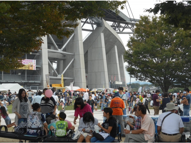 昼食時は、外も人がいっぱいでした