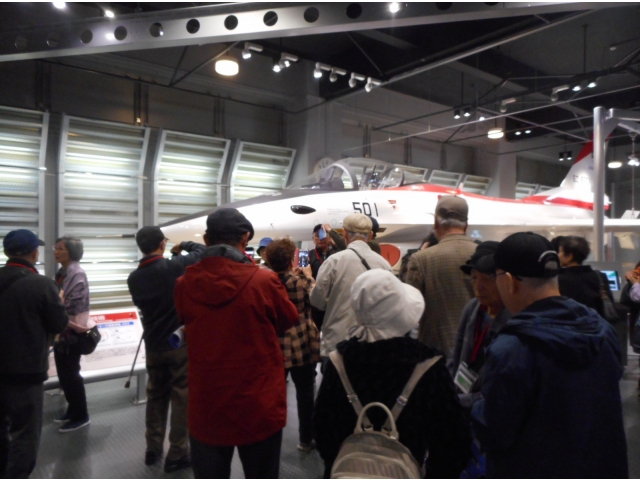 展示資料館で戦闘機などを見学しました