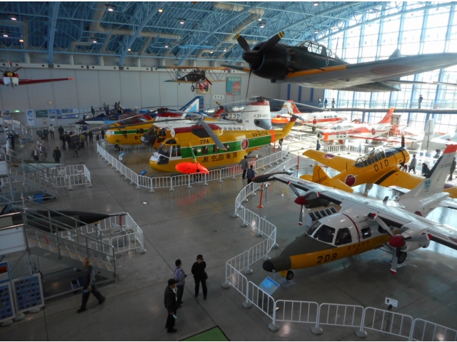 資料館から展示格納庫へ向かいました